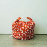 Bolsa de lavadora grande y práctica - colocado en el suelo de una habitación