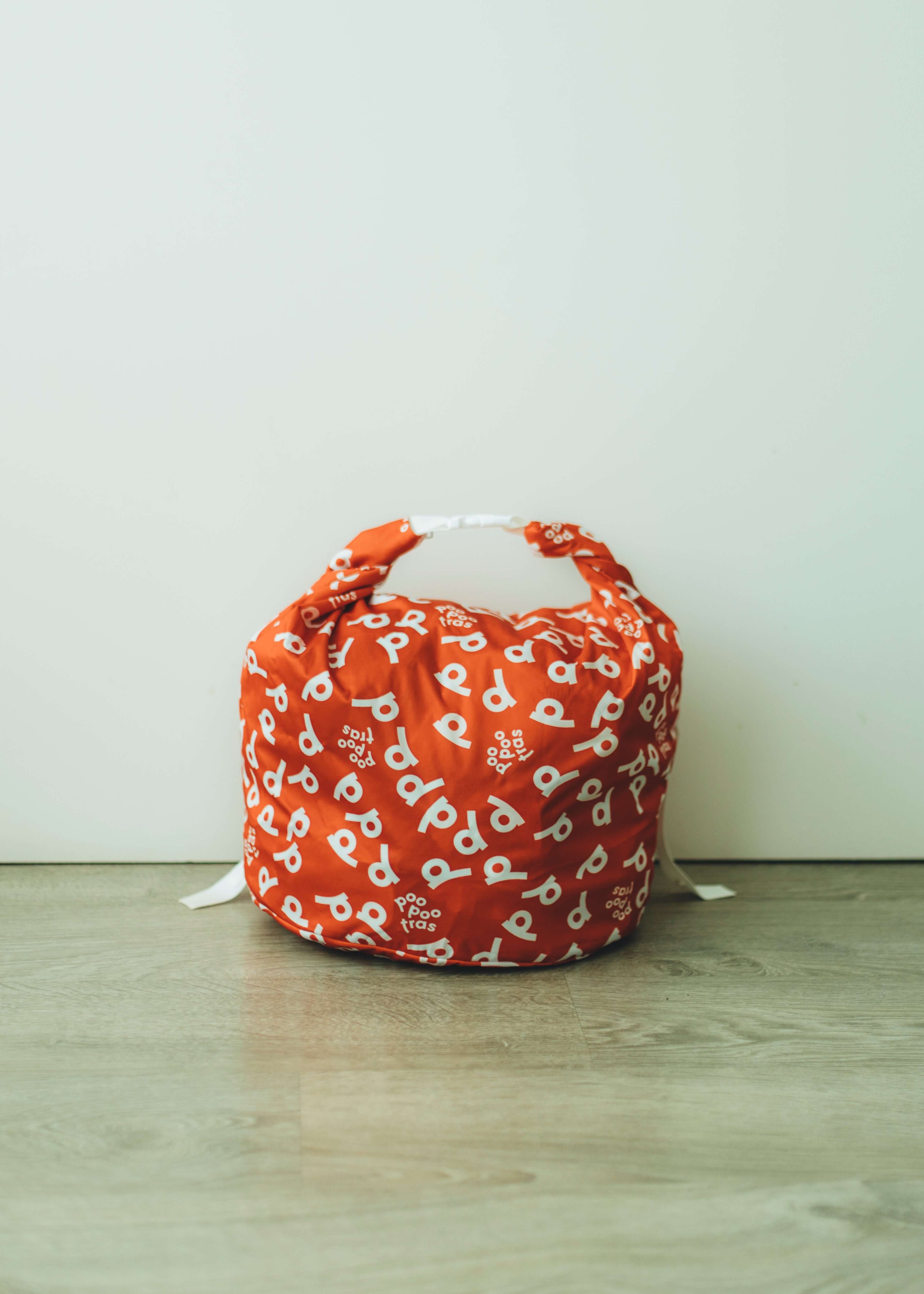 Bolsa de lavadora grande y práctica - colocado en el suelo de una habitación