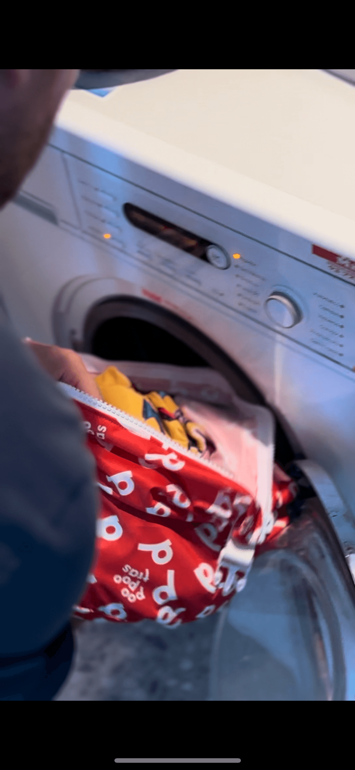 Papa pone una lavadora de pañales de tela de su bebé de 18 meses. Marca española de pañales reutilizables POO POO TRAS