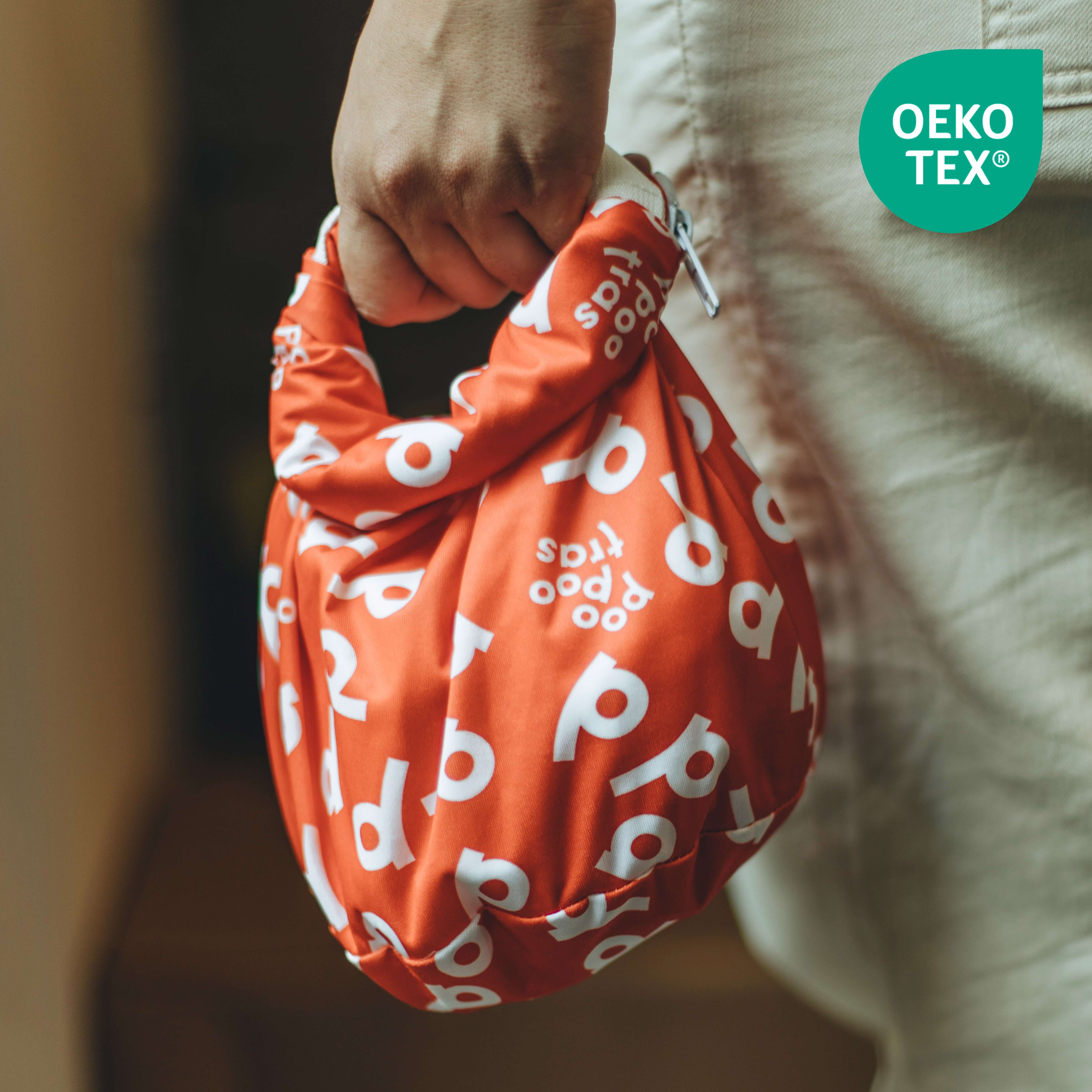 Bolsa de carro Poo estilosa e impermeable para almacenaje de pañales sucios - llevada por una persona