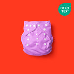 Nuestro pañal de tela Purple Poo con color y patrones atractivos - en fondo rojo