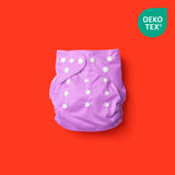 Nuestro pañal de tela Purple Poo con color y patrones atractivos - en fondo rojo