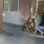 bolsa de carro de pañales sucios sostenible y ecologica. carro de bebé cybex con madre paseando a su peque