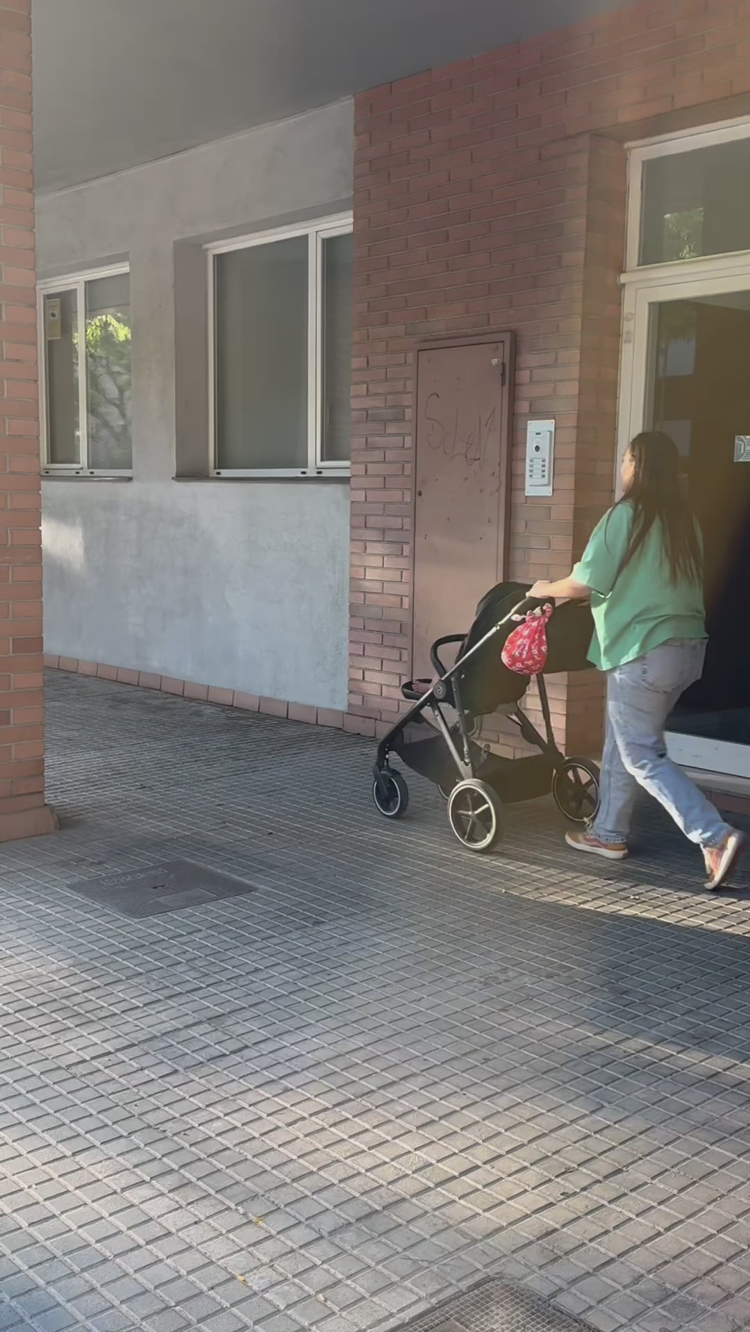 bolsa de carro de pañales sucios sostenible y ecologica. carro de bebé cybex con madre paseando a su peque