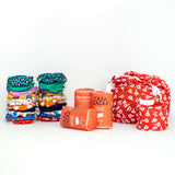 Pack de pañales de tela todo en uno - Poo Master Pack & Commander Pack: un set completo con los pañales de telas, las bolsas y las Caza cacas - en fondo blanco